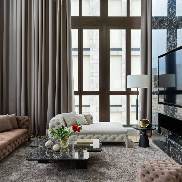 Phòng khách Penthouse Gia Lâm với cửa kính cao, rèm dài và mảng tường tivi vân đá