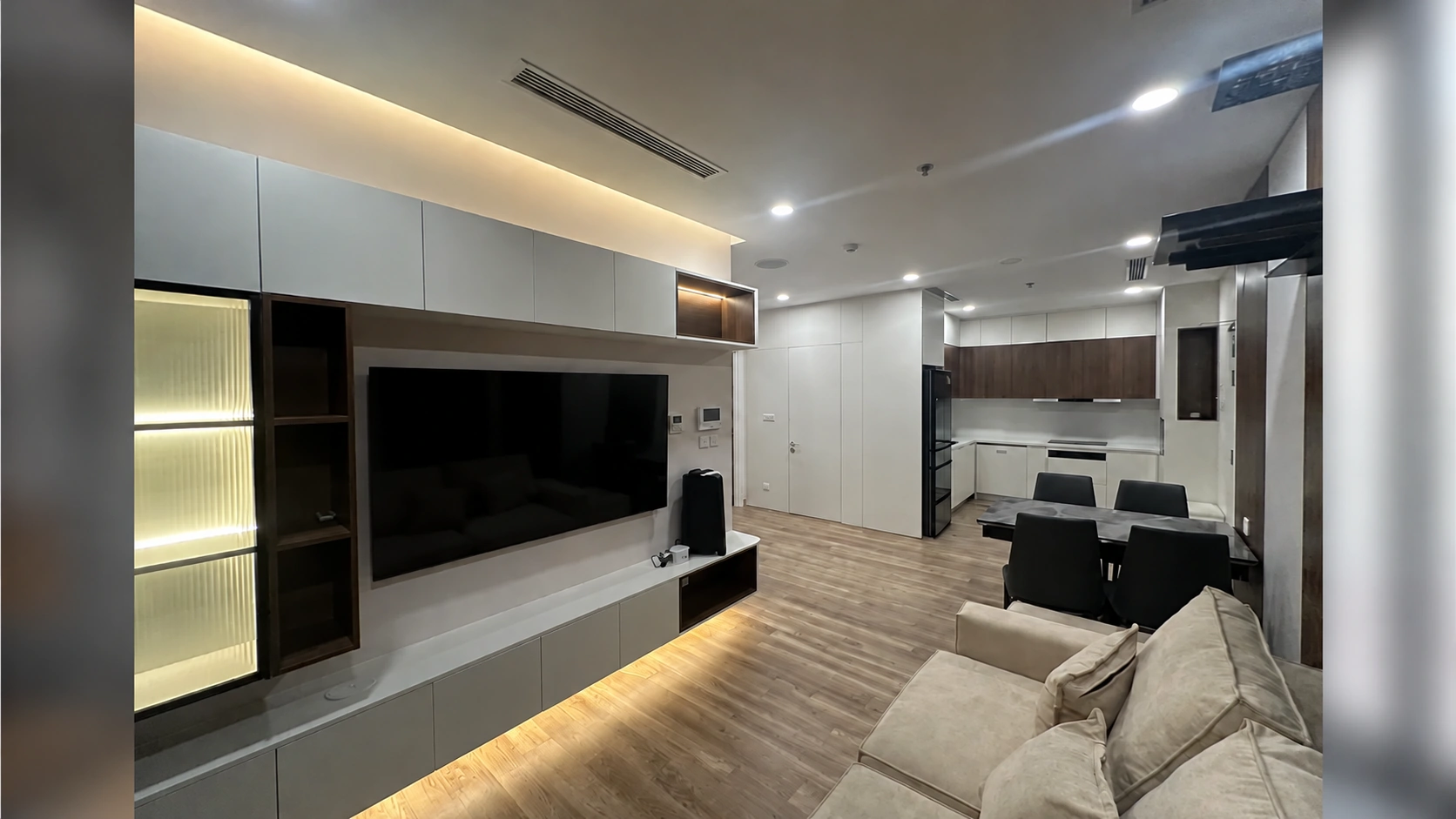 Ảnh tư liệu phòng khách với kệ tivi và dải đèn sau lắp đặt
