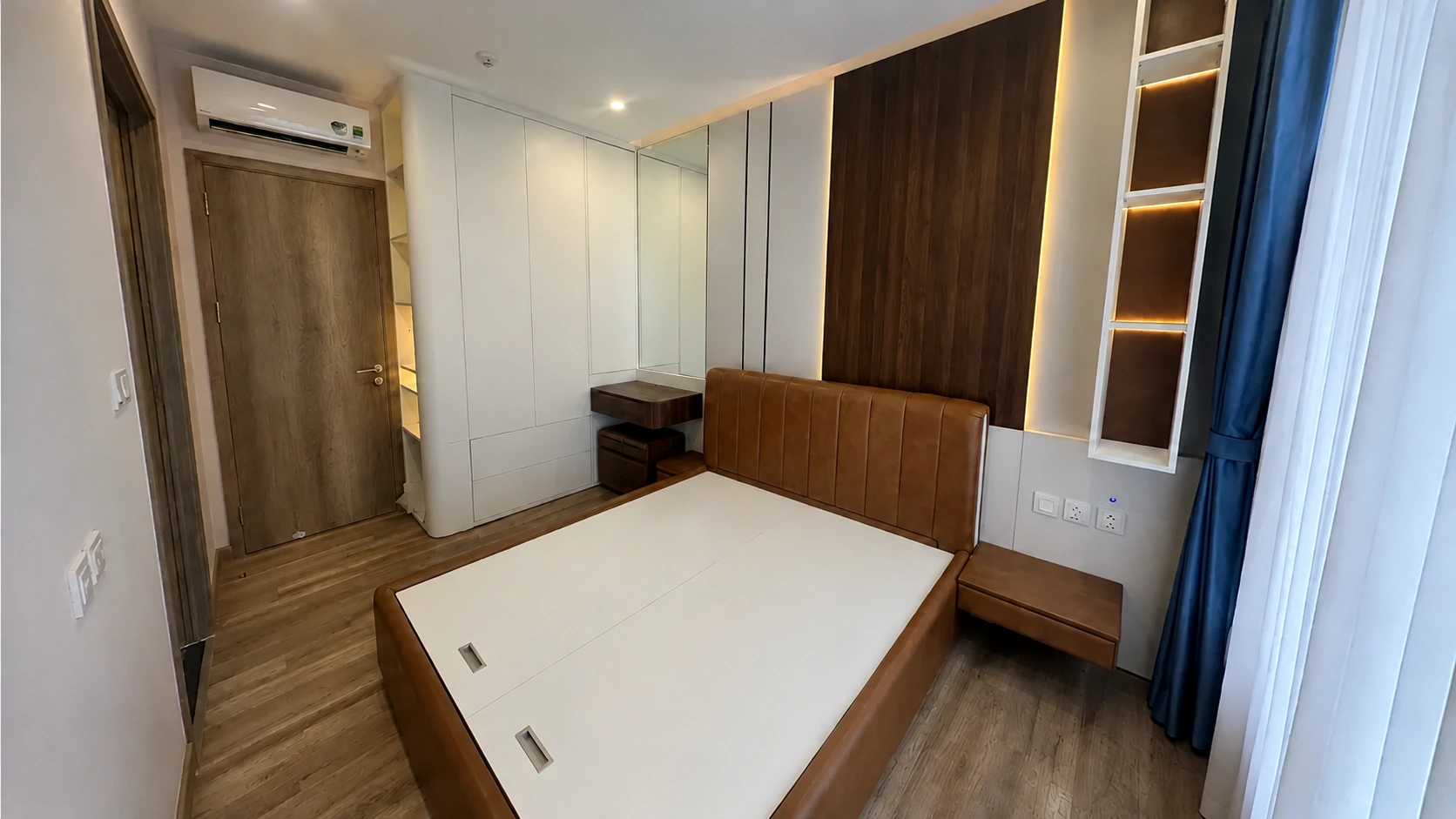 Ảnh tư liệu phòng ngủ với giường và hệ tủ sau lắp đặt