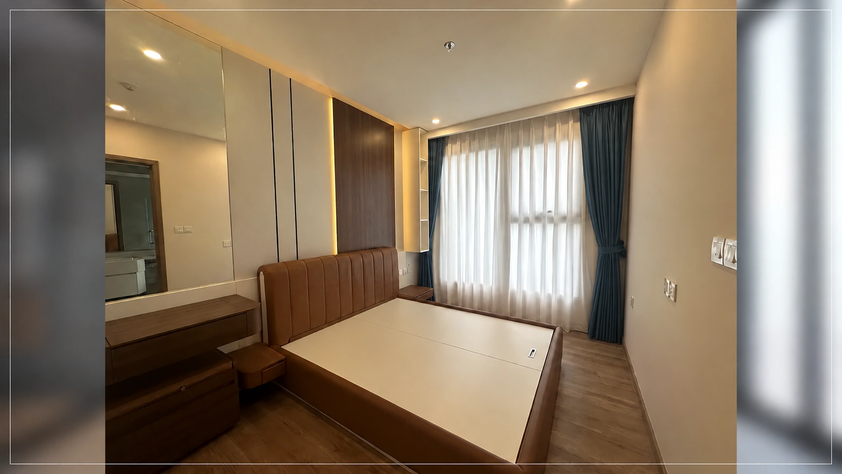 Giường và bàn trang điểm cạnh cửa sổ có rèm hai lớp