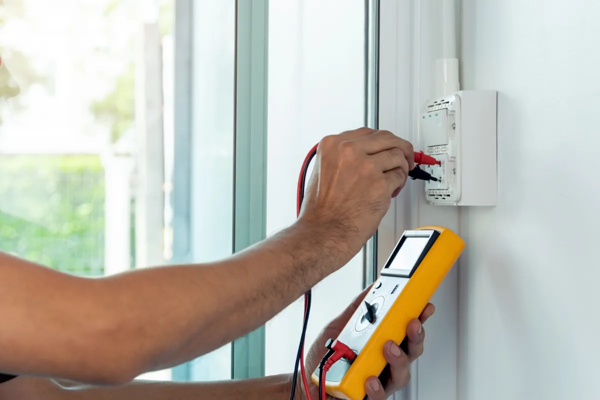 Kiểm tra thiết bị điện trên tường bằng đồng hồ đo