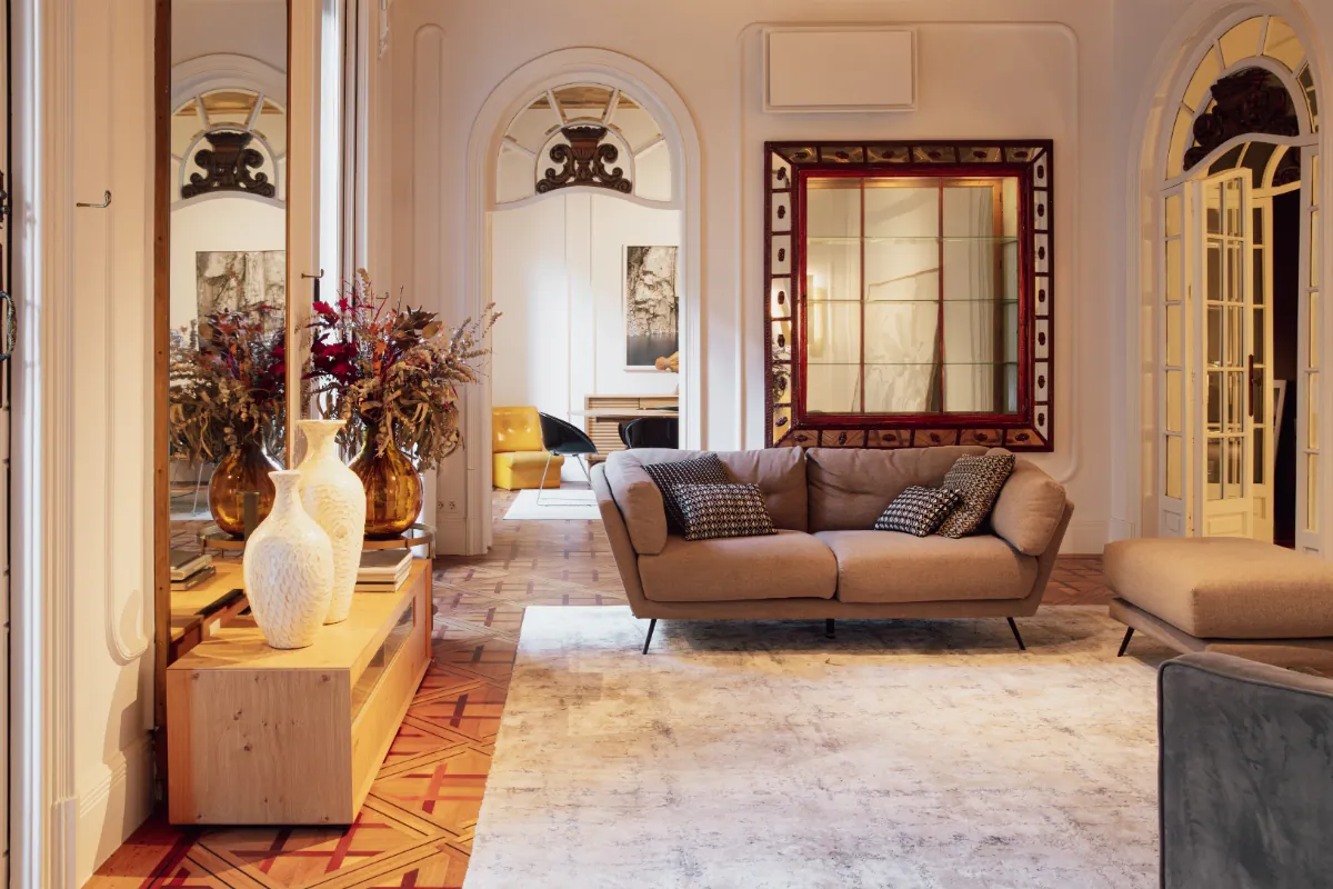 Phòng khách phối tông be và nâu với sofa, thảm sáng và đồ gỗ